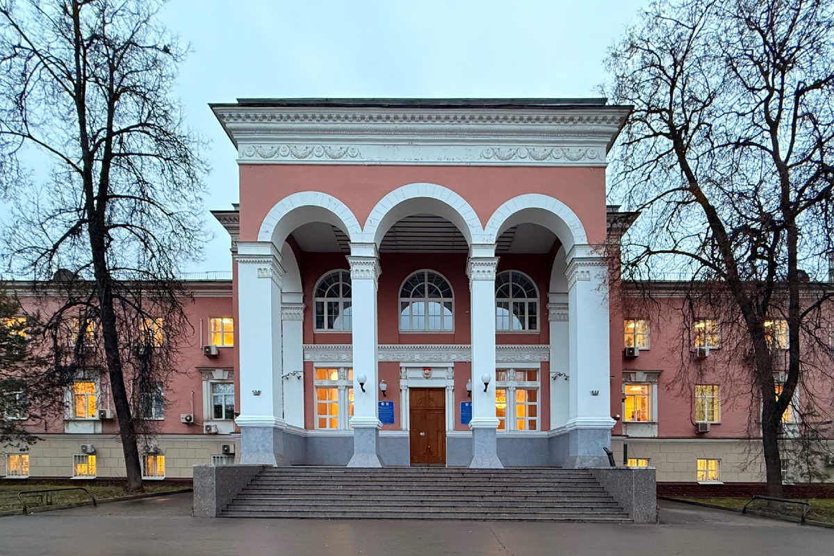 Окружной проезд, 19. Фрагмент главного фасада. Центральный портик с аркадой.