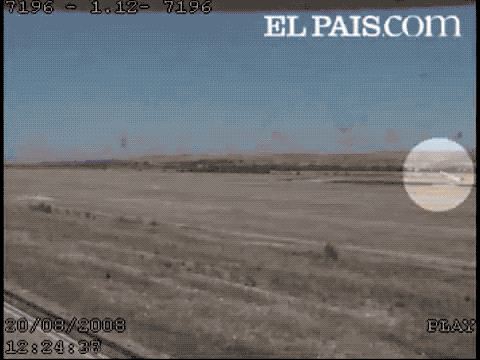 Камера видеонаблюдения зафиксировала последние мгновения полёта рейса 5022, когда самолёт выкатился за пределы взлётно-посадочной полосы. (El Pais)