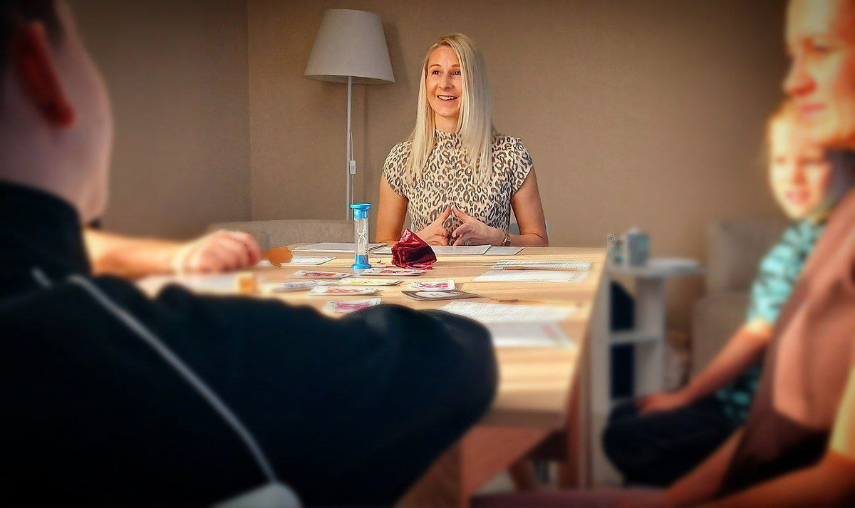 Работа на коммуникационной игре "Детки и предки"