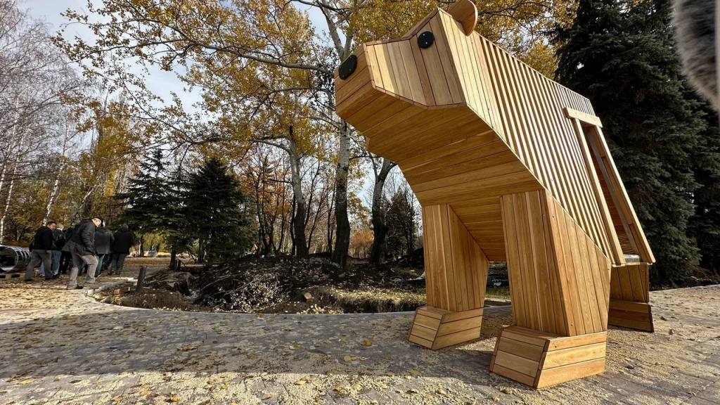    Югорский медведь пробрался в обновлённый сквер Макеевки ДНР