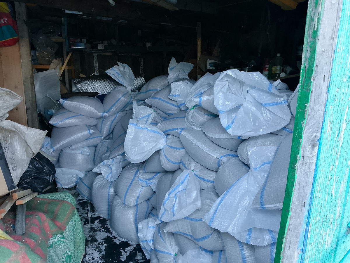 Вот такая куча мешков которые мне предстояло сегодня перетаскать... 