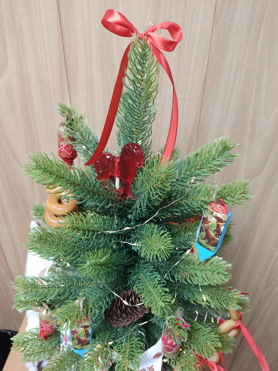 Коллеги на работе уже украшают кабинет по соседству к новому году.