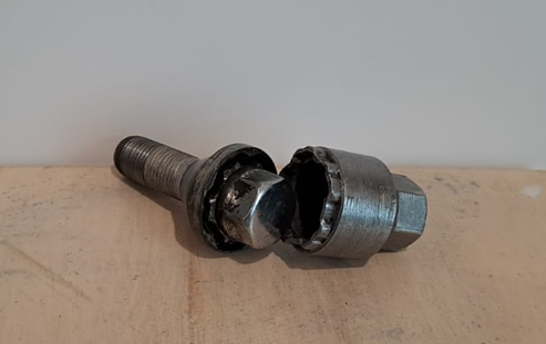 Фото 1.  «Секретка» со своей шляпкой