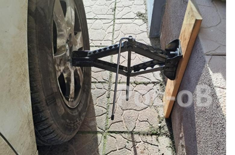 Фото 2.  Домкрат установлен для вывинчивания заевшей «секретки»