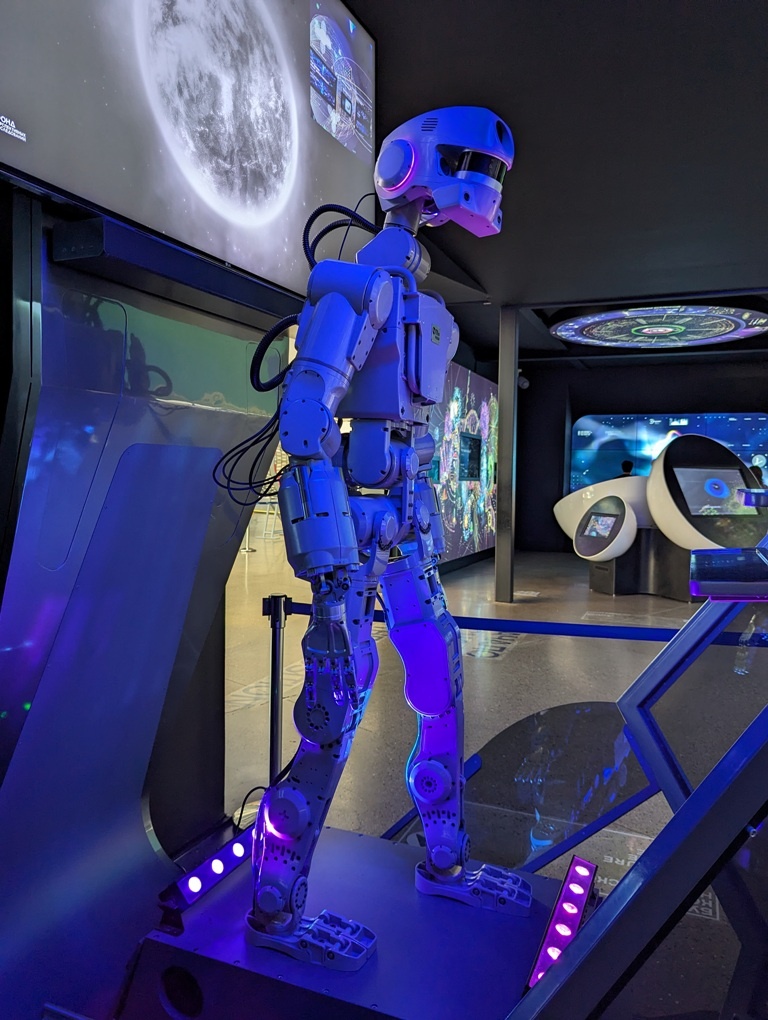 Фото моё, 2024. Робот с трудом вертит головой. Жаль, сюда нельзя вставить ролик. 