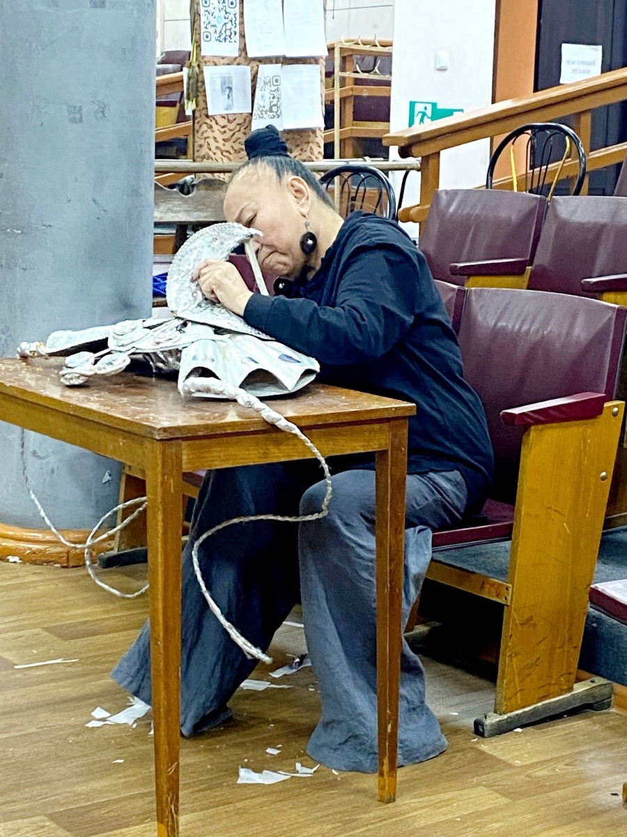 Я реставрирую корону Луны из спектакля «Жёлтый аист»