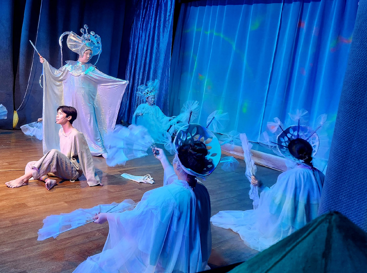 Художник Юн-Су, Луна, Волны из спектакля «Жёлтый аист»