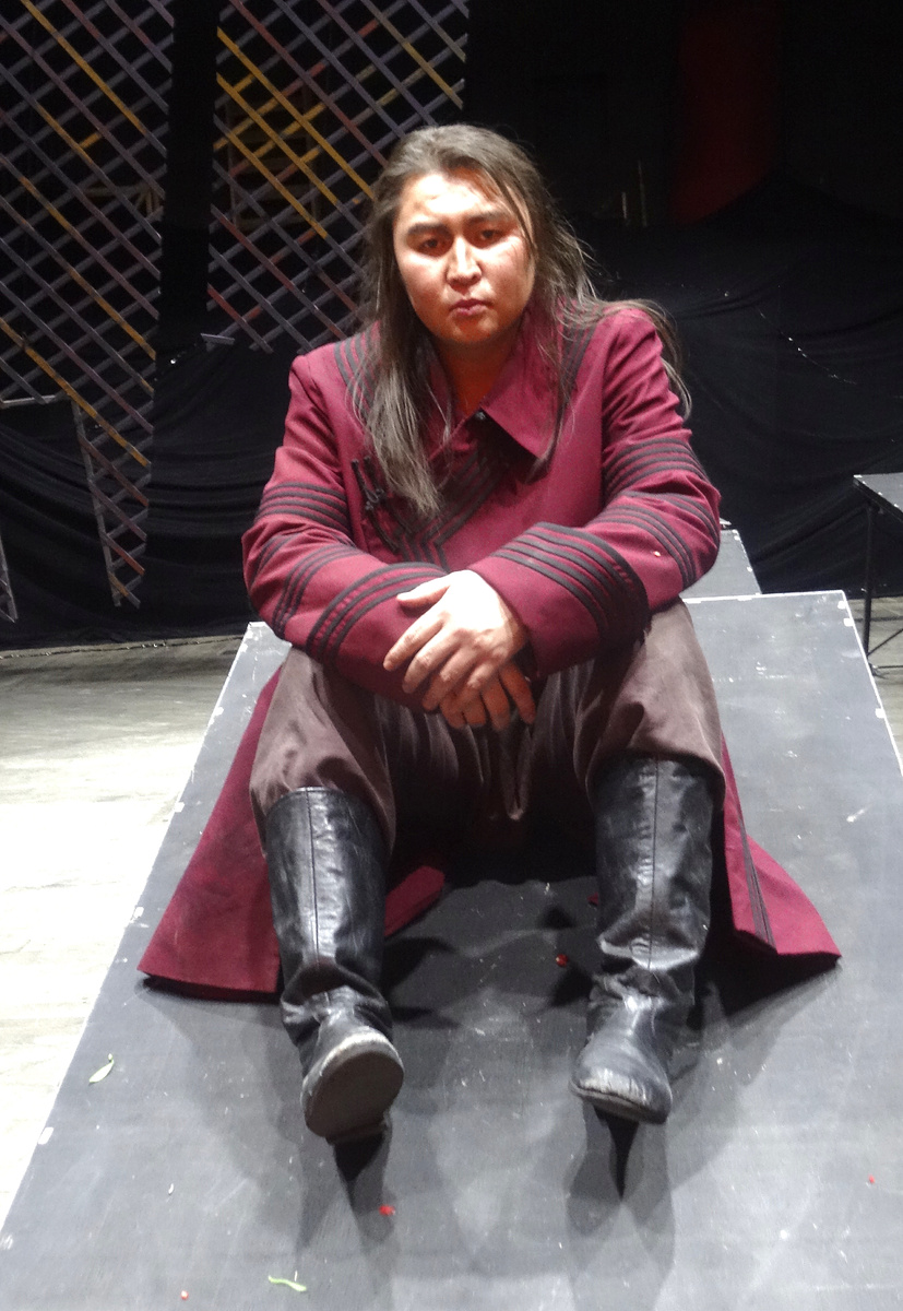 А это Уран-оол Стал-оол, уже будучи председателем регионального отделения Союза, в роли Раскольникова 