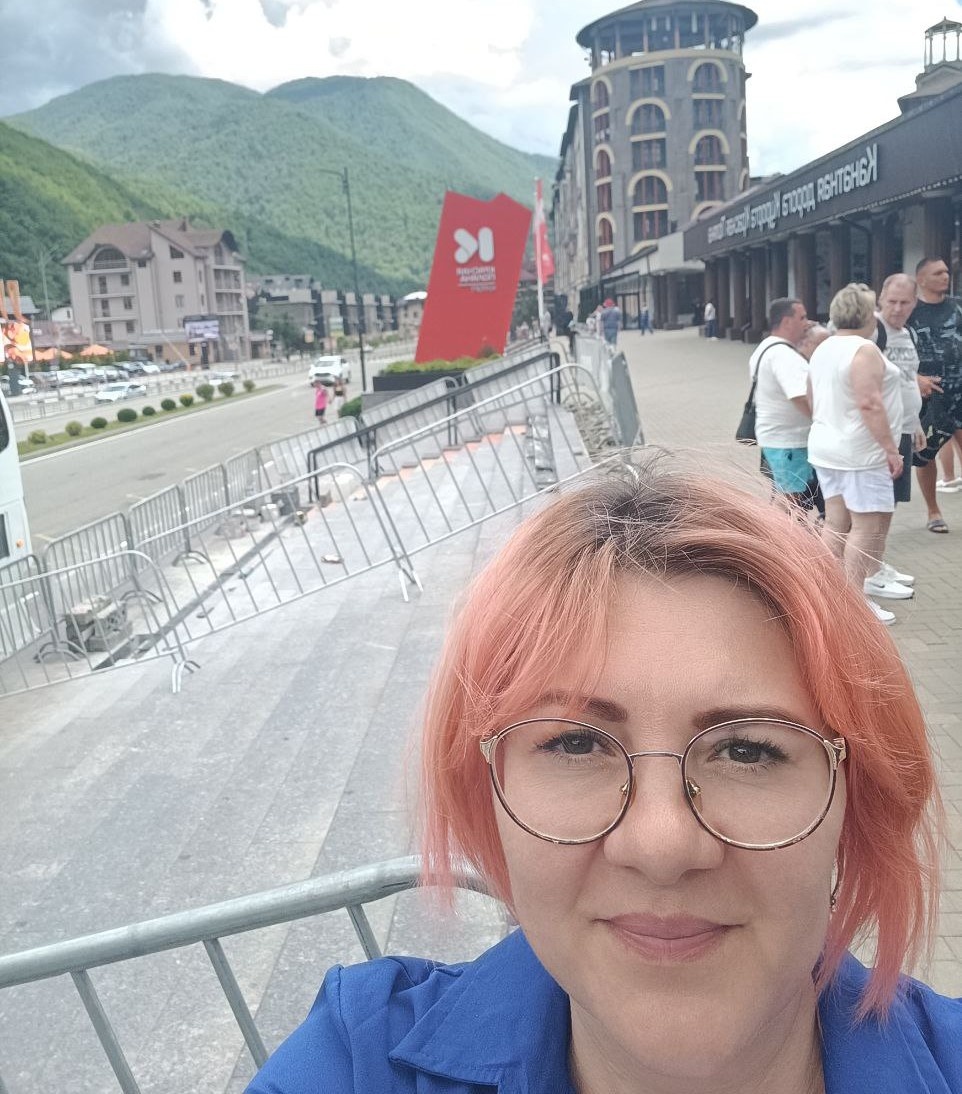 Вы когда-нибудь задумывались, почему одни люди буквально светятся энергией и молодостью, а другие живут на «автопилоте»? Ответ в том, как они выбирают то, что питает их организм. И всё чаще путь к этой осознанности начинается не с аптеки, а с одного сайта - официального сайта компании VILAVI.