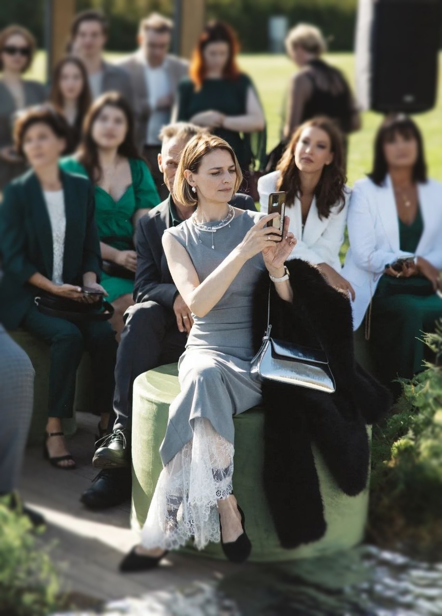 В подтверждение своих слов, прикладываю доказательство. Сижу на свадьбе в сером платье при дресс-коде: зелёный или серый. Я даже купила себе зёленое платье. Но надеть его не смогла. Серый тоже для меня не самый любимый, но всё же, его было легче вынести, чем прекрасный зелёный.