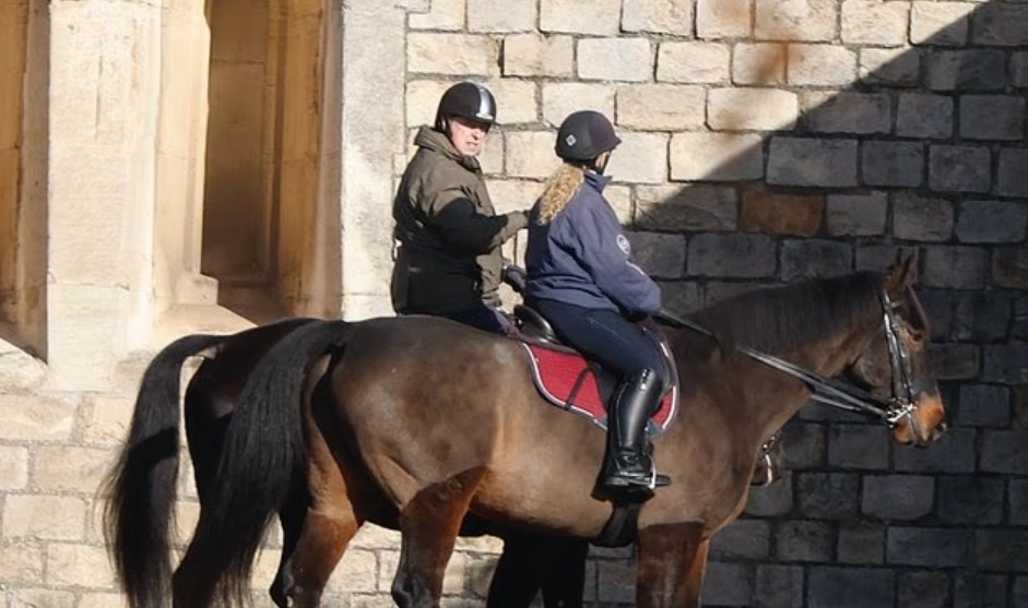 Принц Эндрю Верхом в компании молодой женщины 17 ноября 2025 года. Фото снятое папарацци.