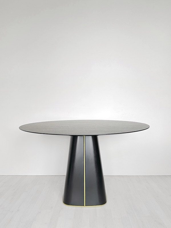 Строгие грани пирамиды плавно перетекают в мягкие формы конуса