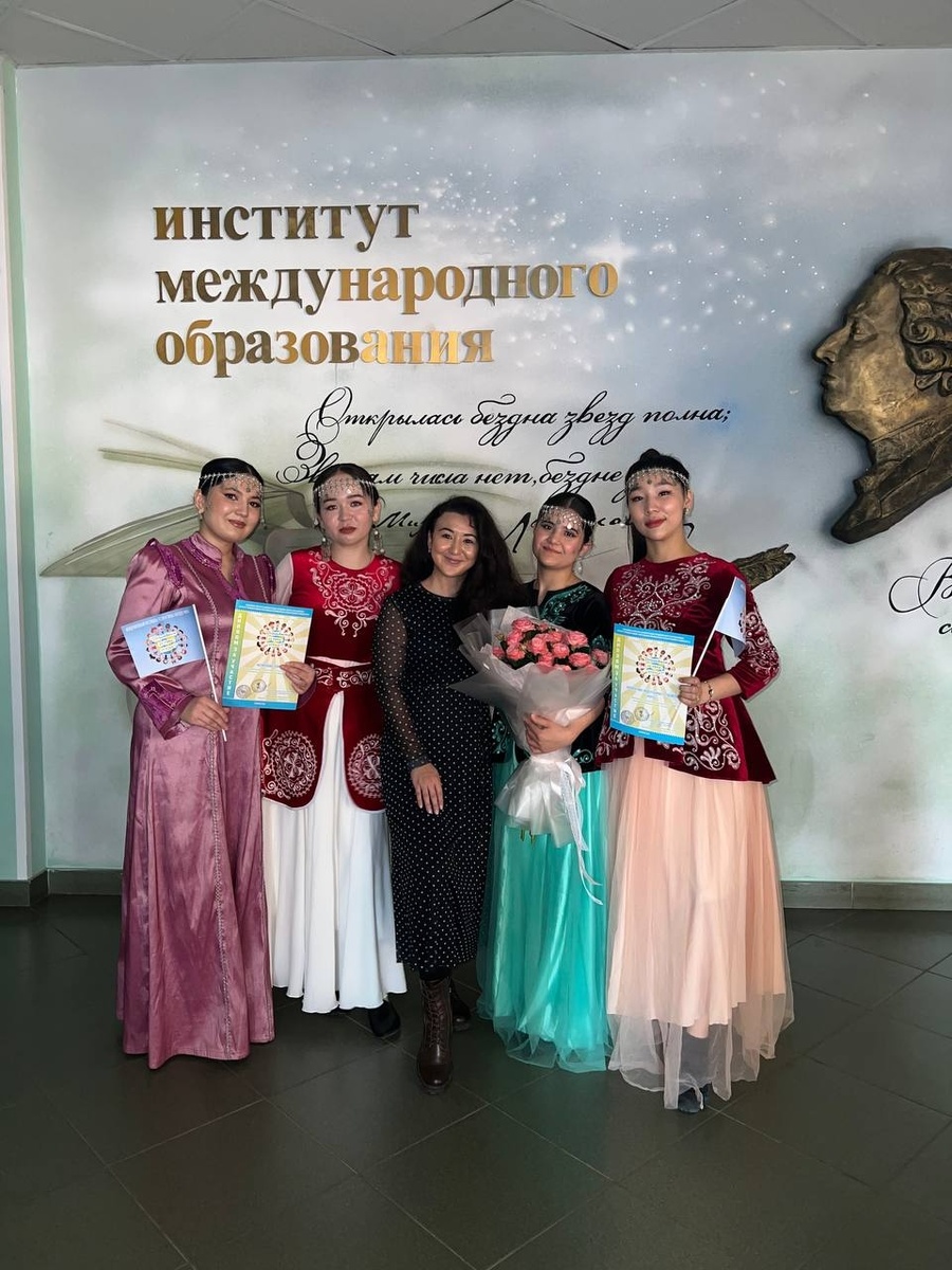 В стенах Института международного образования ВГУ прозвучали ноты дружбы и культурного единства.

 Особый колорит фестивалю придали иностранные студенты: кыргызские девушки под курированием Анели Орозбаевой кружились в грациозном танце, а туркменские исполнители Севинч Матякубова и Мансур Ходжаниязов подарили завораживающие песни, эхом отзывающиеся на просторах степей и вековых сказаний.

- Для меня фестиваль - это праздник дружбы и единства! Мы всегда с удовольствием приезжаем поддержать своих ребят, но в этом году мне посчастливилось стать участницей и представить национальный танец Кыргызстана, - отметила студентка из Туркменистана Сапура Джуманиязова.

 Художественным руководителем творческих номеров выступила Бону Садиржанова - специалист Центра коллективной работы «Точка кипения».

Студенты ВГТУ, собравшиеся на этой площадке, не только показали свои умения, но и укрепили узы дружбы.