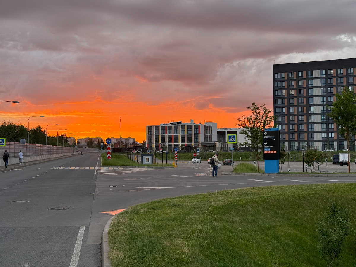 Любая фотография охраняется авторским правом, даже, если там нет крупного изображения людей. Статьи 1228-1229 Гражданского кодекса РФ. Фото: "Закат в Румянцево". Автор - Владислав Татаринов, 2025. 