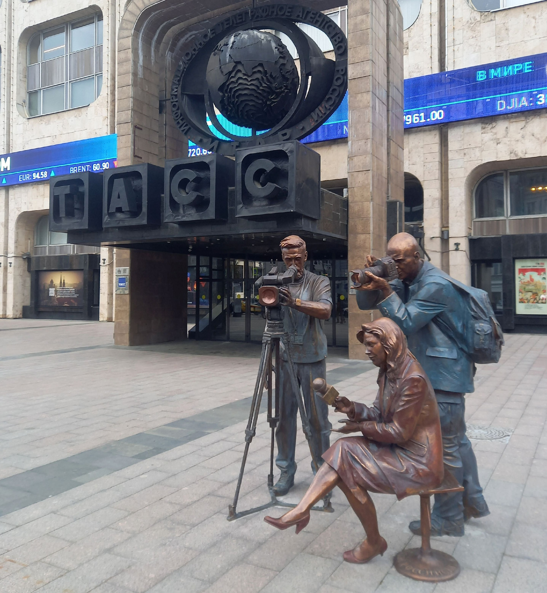 ВСе снимают-фотографируют, записывают, а вот фронтового писателя - нет...