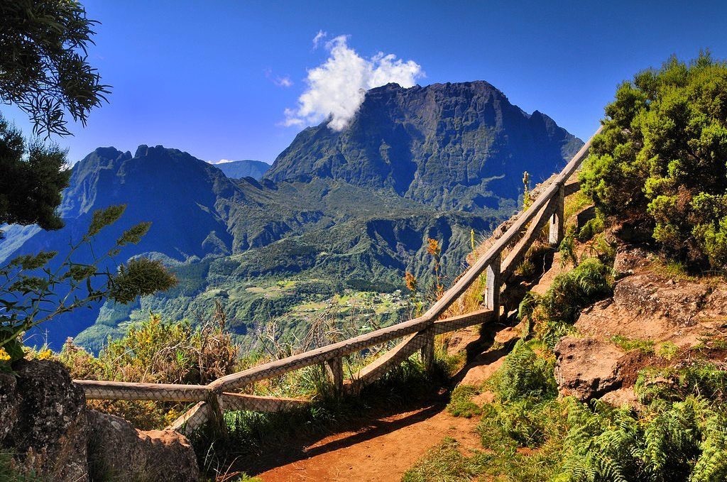 Смотровая площадка Майдо. Гора правее - потухший вулкан Питон де Неж