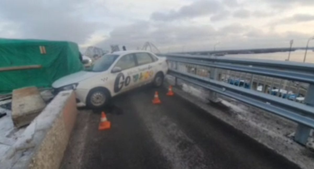    54-летний таксист не справился с управлением и врезался в бетонные ограждения