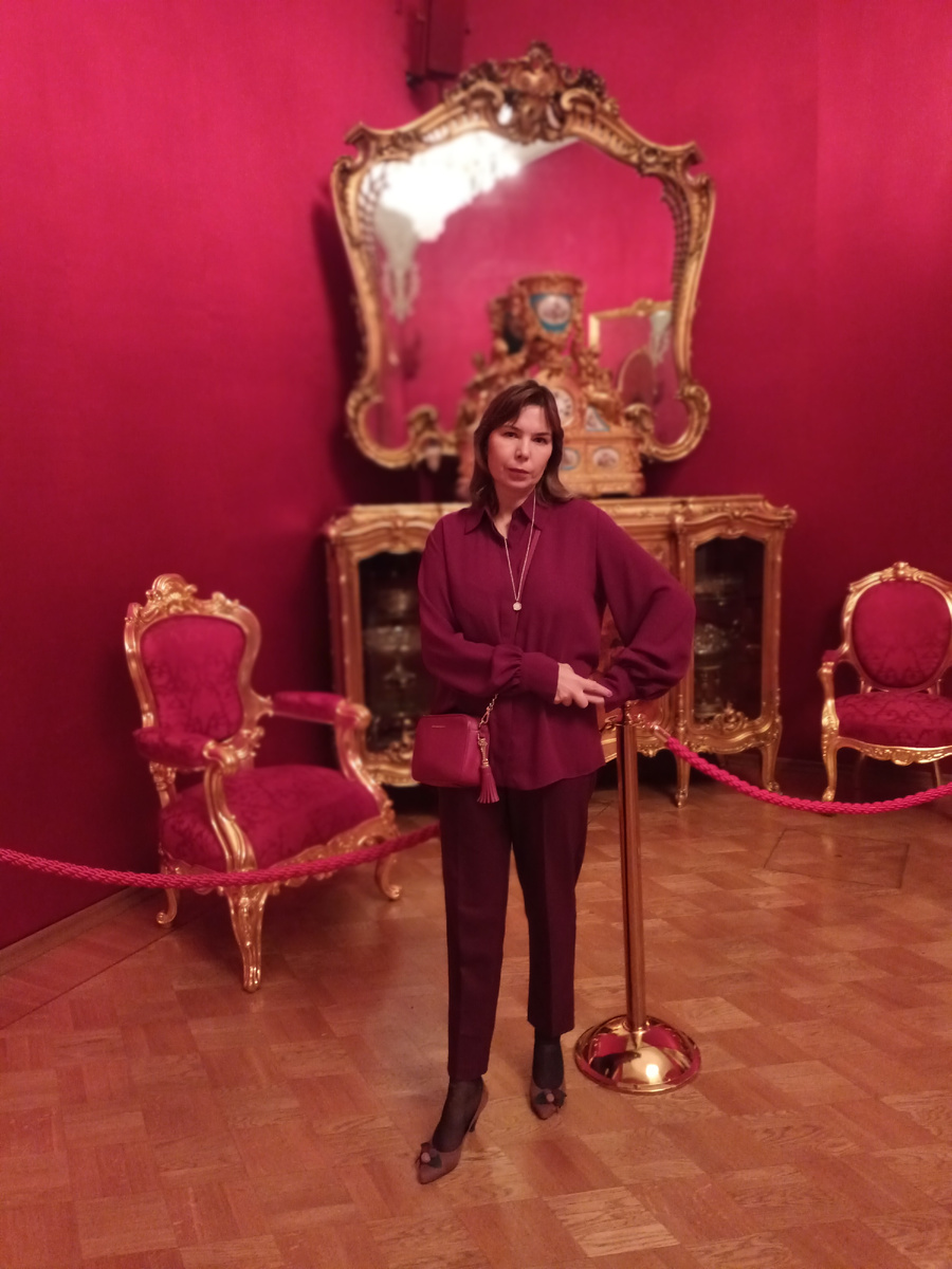 Автор материала у императорского зеркала в Большом театре