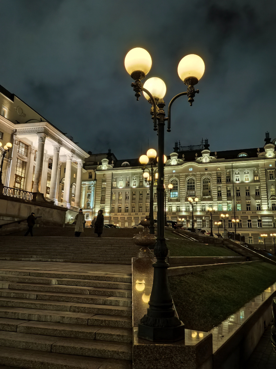 По ступеням к Новой сцене Большого театра