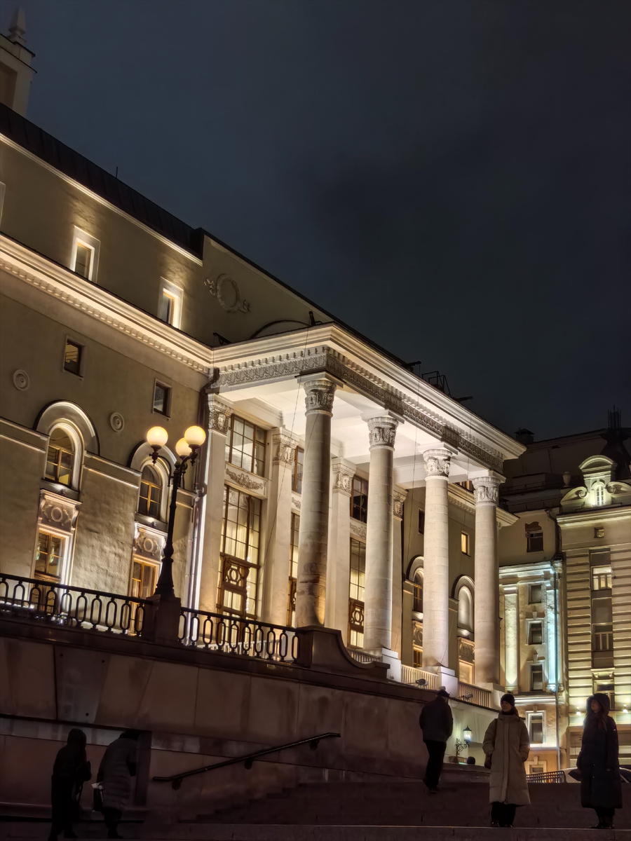 Начало спектакля в воскресенье в 18 ч., удобно