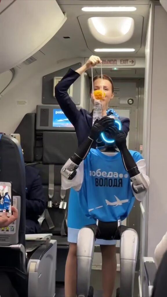 Вместо маски робот демонстрирует фейспалм  📷
