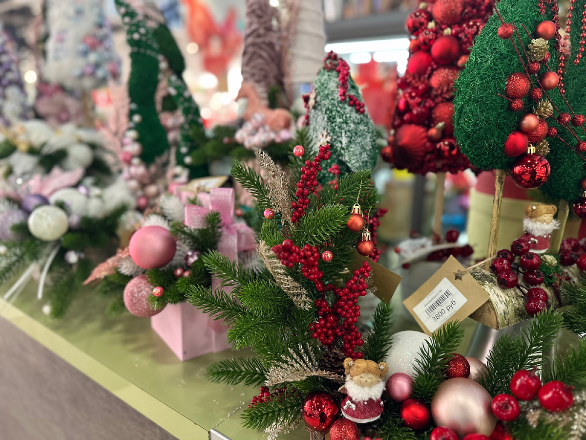 Первое, что видишь сейчас при входе в любой магазин - новогоднюю продукцию и декор 🎄 