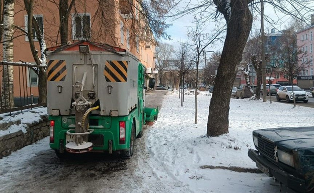    В Кирове продолжают обрабатывать дороги и тротуары противогололедными материалами