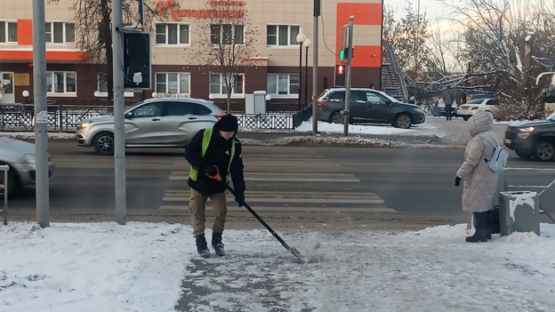    В Кирове продолжают обрабатывать дороги и тротуары противогололедными материалами