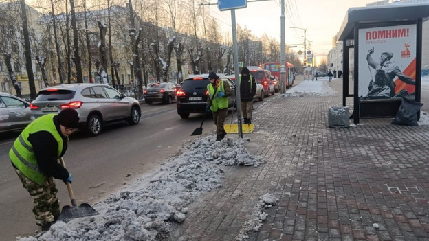   В Кирове продолжают обрабатывать дороги и тротуары противогололедными материалами