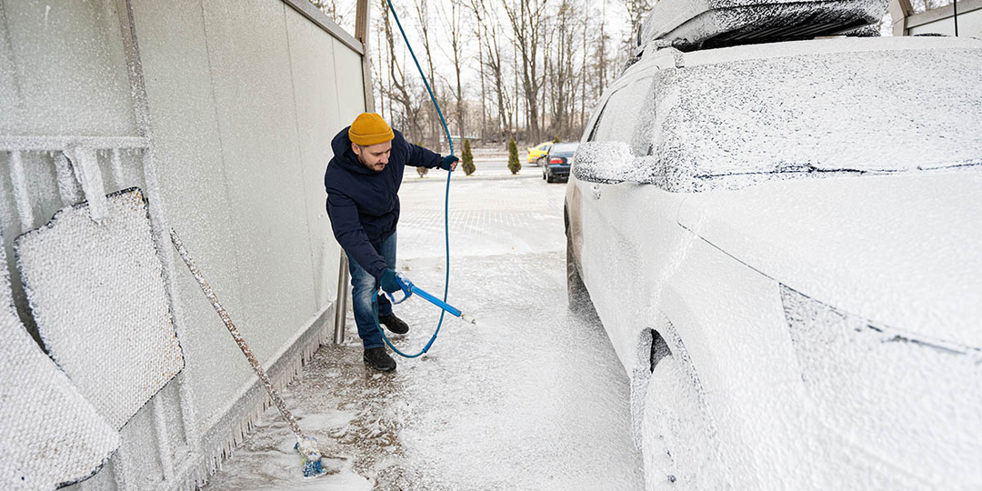 Как мыть машину зимой: когда и как правильно это делать на мойке