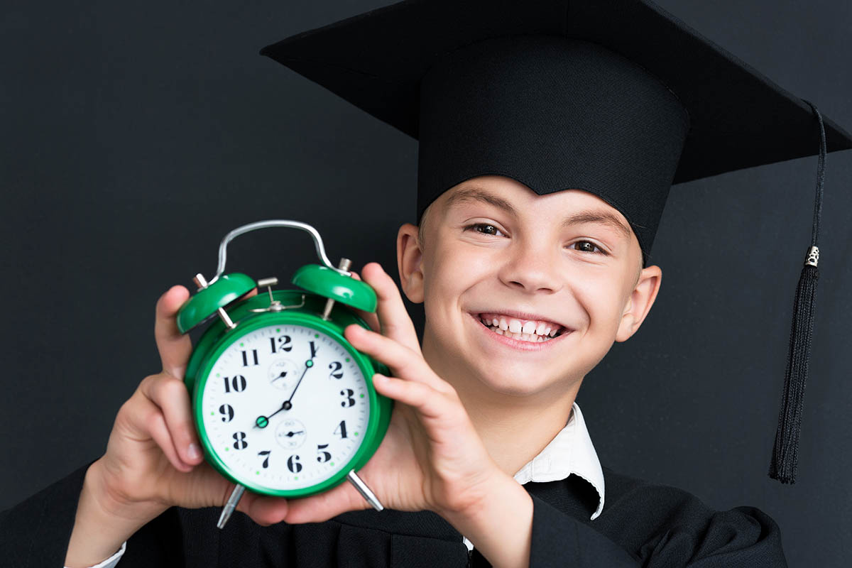    В школе нам кажется, что уроки бесконечные, но длятся они меньше часа. Источник: VaLiza / Shutterstock / FOTODOM