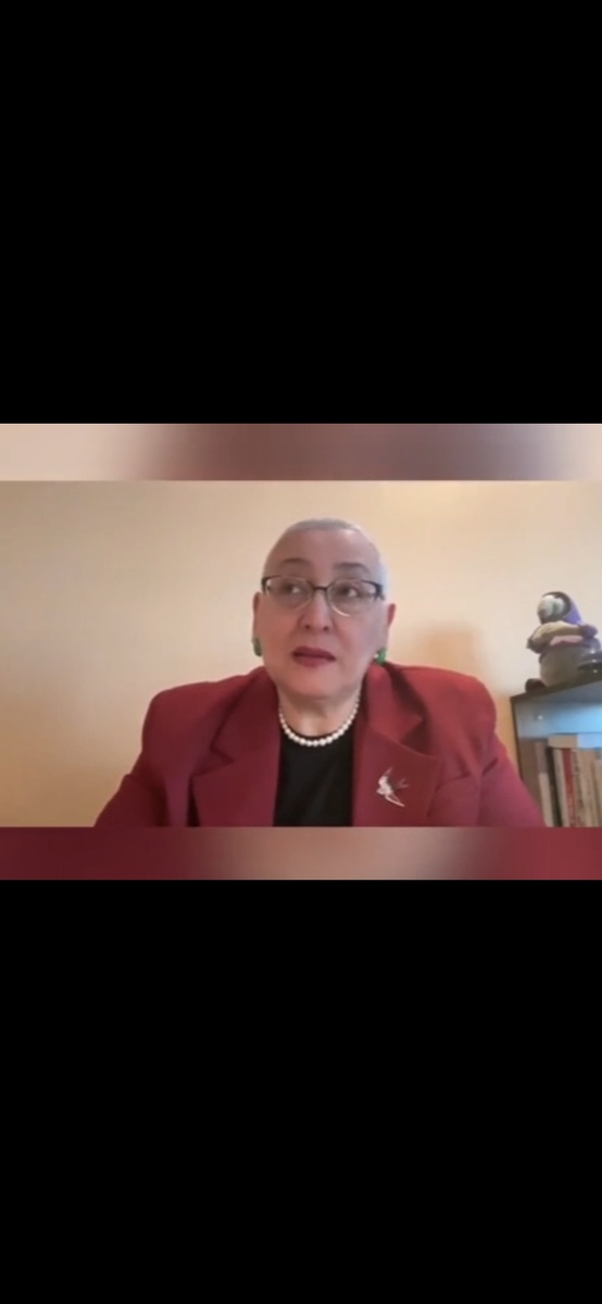 Кто это - не ясно, обстановка то ли офисная, то ли домашняя, но зато утверждает, что это можно и детям, и онкологическим больным...