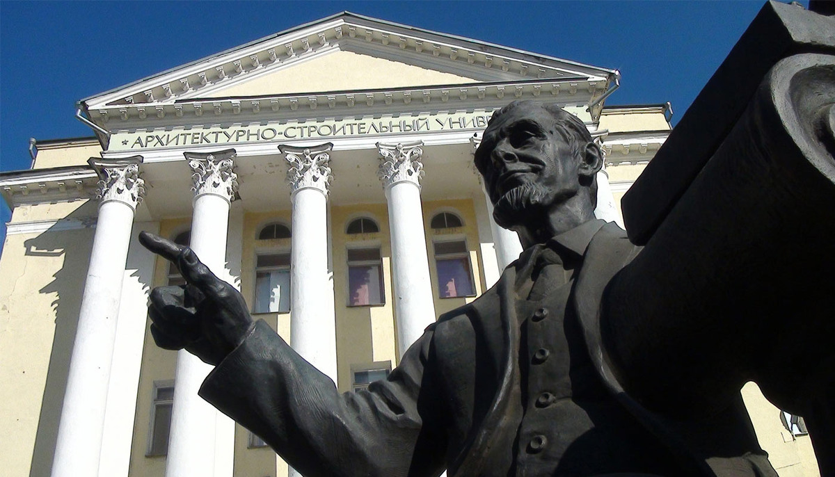 Памятник Николаю Троицкому возле главного корпуса ВГАСУ