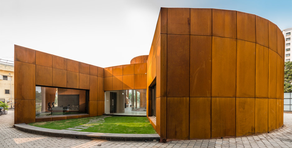 Кортеновская сталь на фасаде офисного здания в Индии. Источник фото: портал dezeen