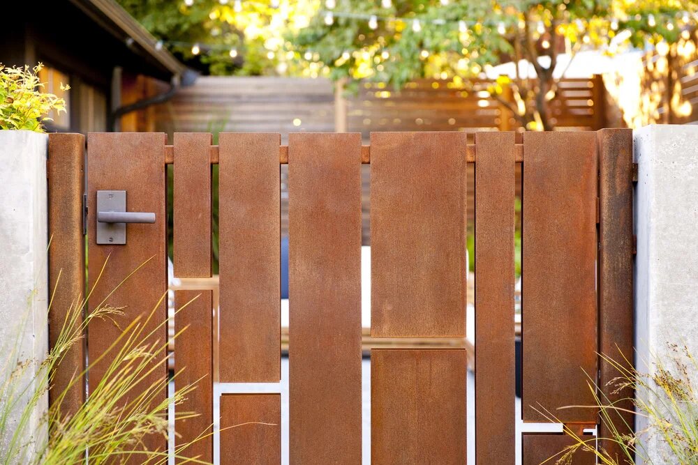 Кортеновская сталь в малых архитектурных формах. Источник фото: Яндекс