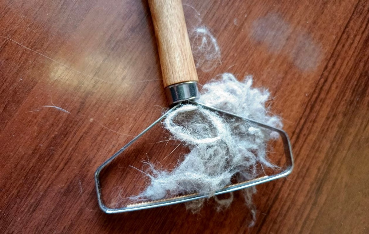 немного почистила стул и плед на кровати