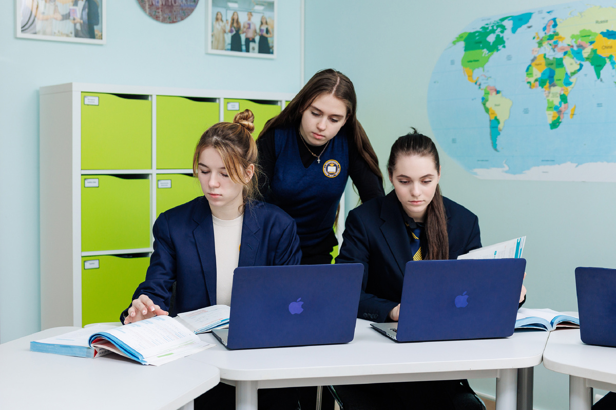 Студенты международной школы RIS готовятся к экзаменам. 2022 год.