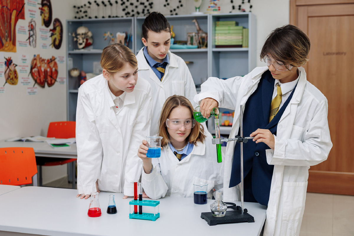 Урок химии в 6 классе/ Year 8 в Russian International School