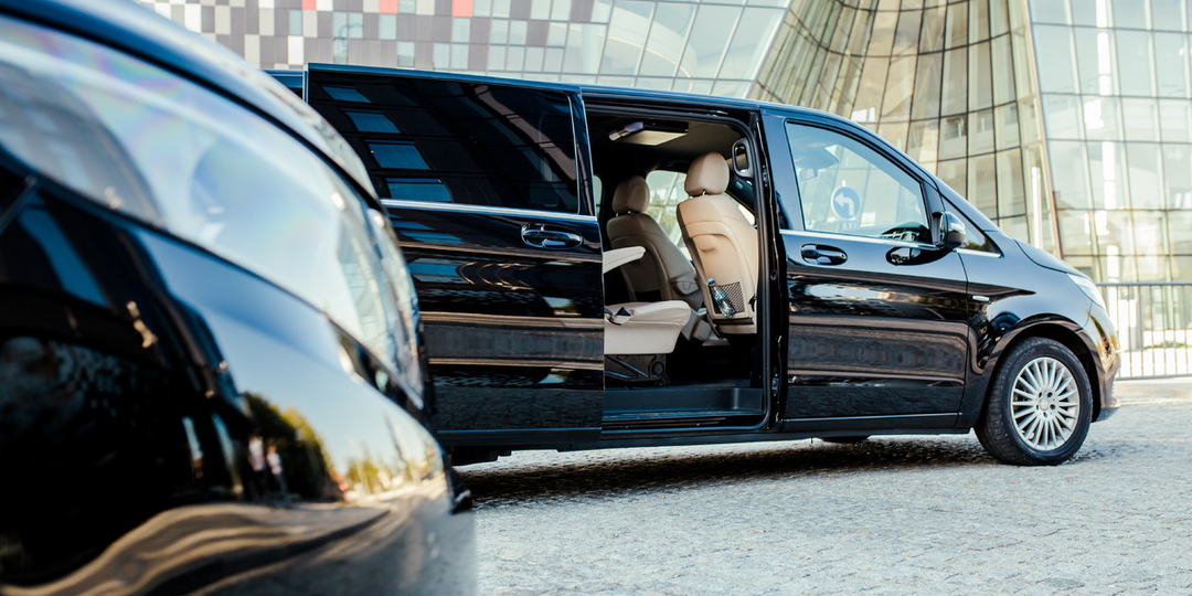 Срывов не будет: секреты аренды авто для события на 100+ гостей