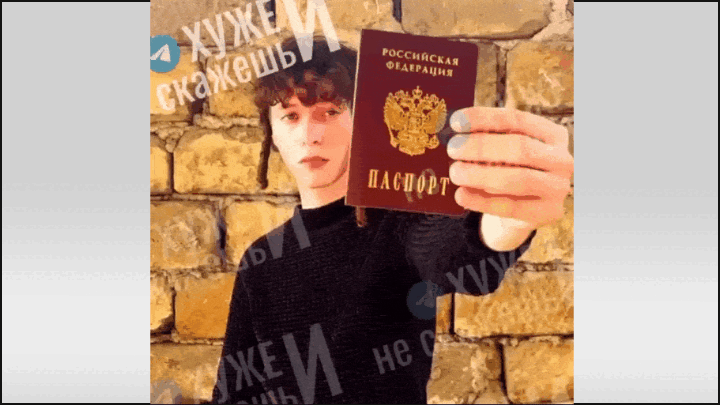    Певец Шарлот сжёг российский паспорт и попросился на Украину. Видео: ТГ-канал @goodphrase