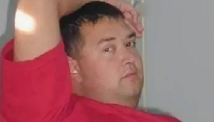 К сожалению, не нашел детской фотографии Олега Жукова