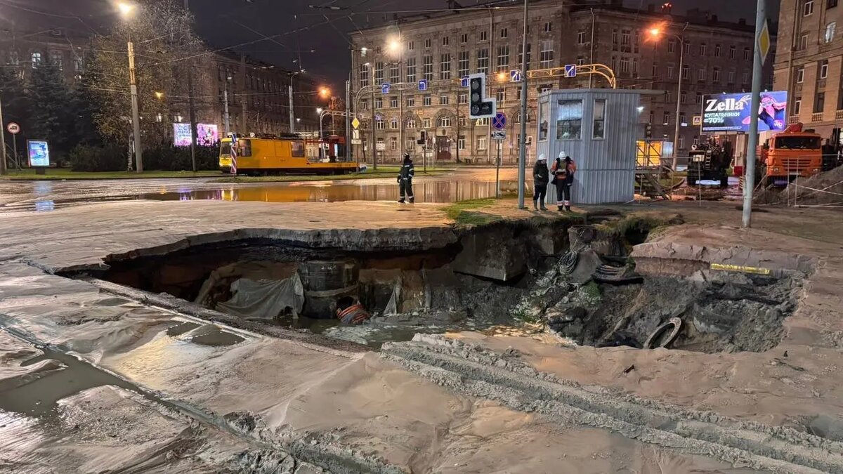    Провал асфальта на проспекте Энгельса, 9 ноября. Фото: пресс-служба прокуратуры Петербурга