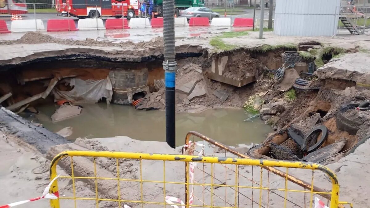    Провал асфальта на проспекте Энгельса, 9 ноября. Фото: пресс-служба прокуратуры Петербурга