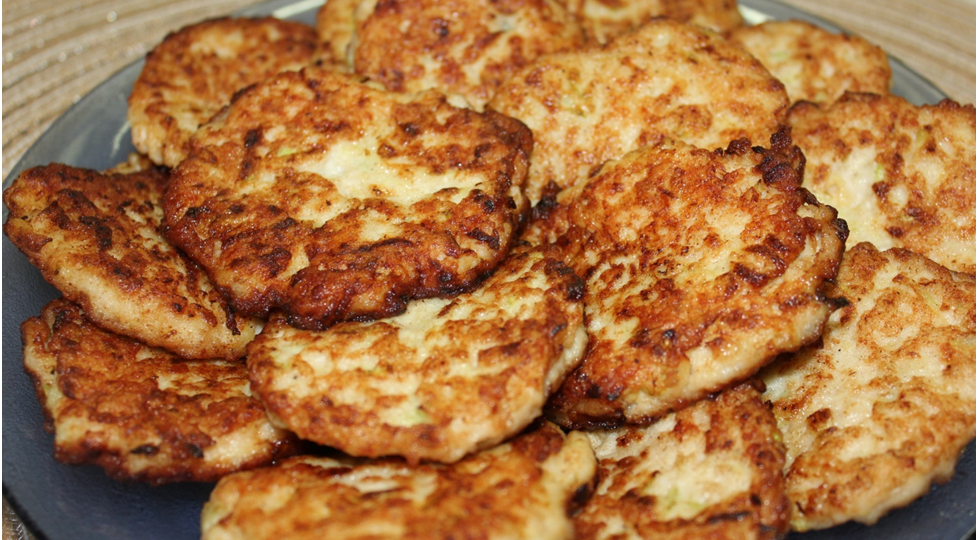 Оладьи из кабачка и куриного филе.