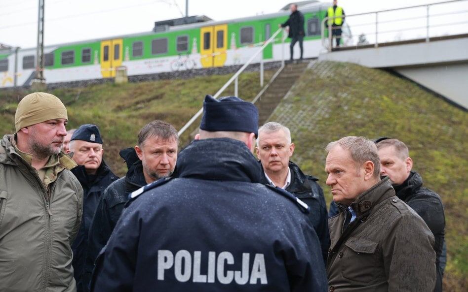 Премьер-министр Польши Дональд Туск приехал на место повреждения железнодорожного пути в районе станции Мика, расположенной в 160 км от украинской границы. Источник: Канцелярия премьер-министра Польши