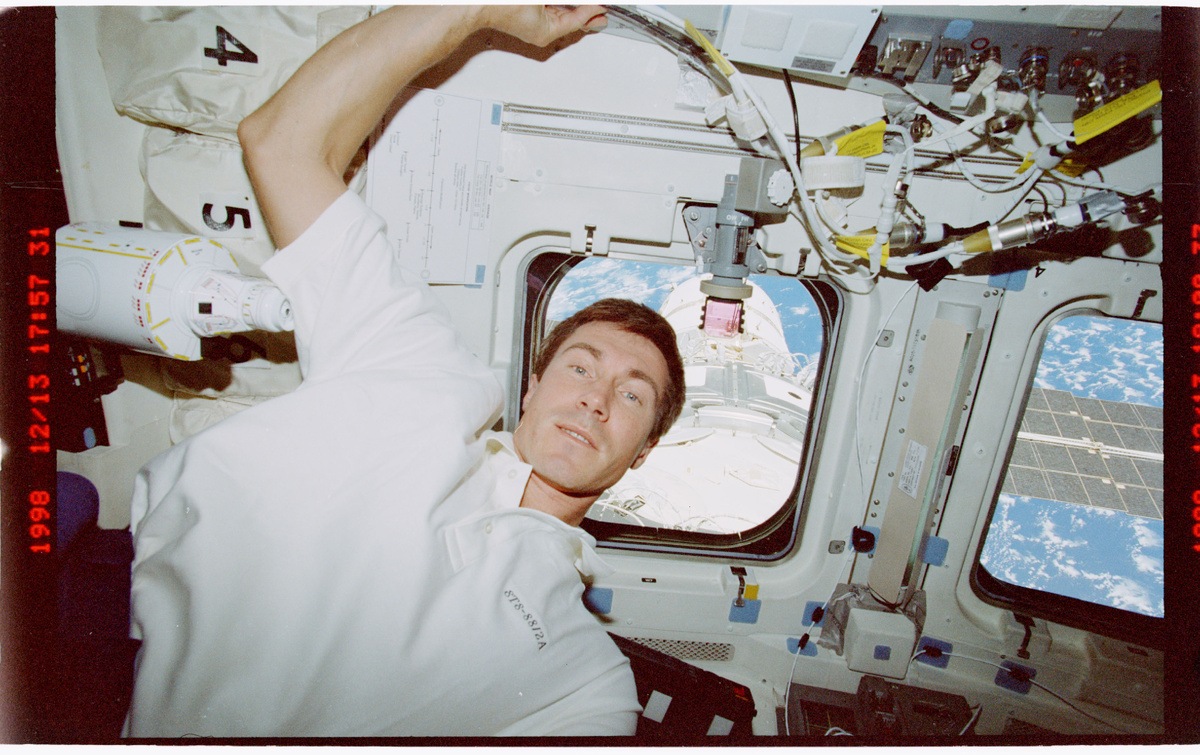 Изображение взято с сайта https://upload.wikimedia.org/wikipedia/commons/c/c1/STS088-366-023_-_STS-088_-_View_of_the_STS-88_crew_on_the_flight_deck_-_DPLA_-_a09c314893f16a1a05c9cfdb5b93210c.jpg