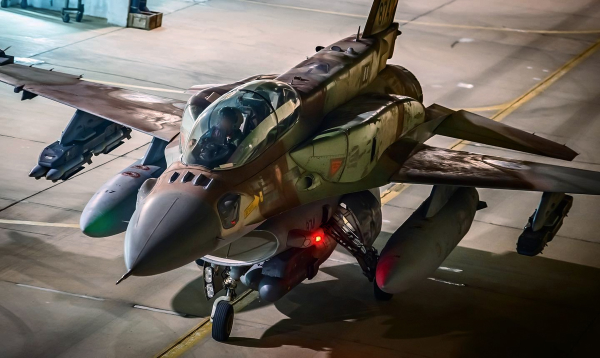 F-16I из 107-й эскадрильи перед боевым вылетом в Газу, операция "Рассвет", 2022 г. Самолет несет малоалиберные КАБ SDB.   