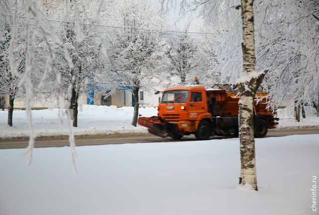    Сейчас на дорогах работают 12 комбинированных дорожных машин в два звена, тротуары чистят девять тракторов с щетками.