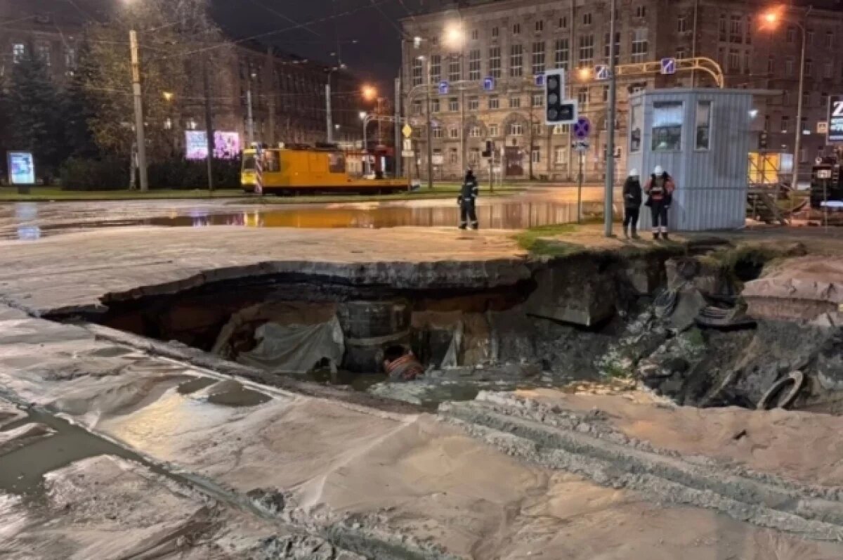    Провал асфальта на проспекте Энгельса стал поводом для уголовного дела