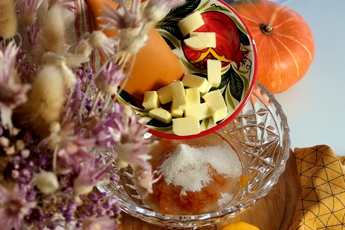 Растопленное сливочное масло добавить к тыквенному пюре и сахару